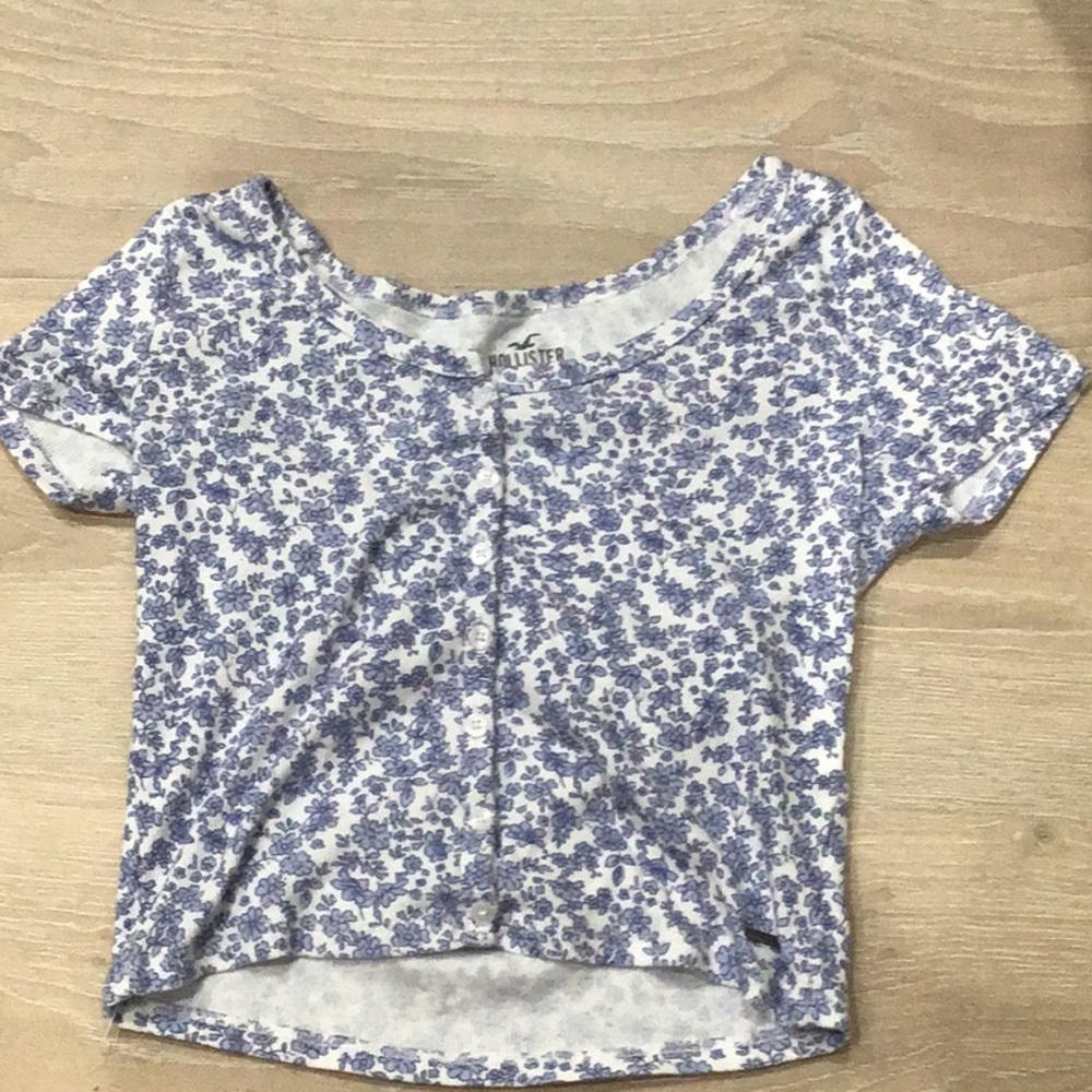 Blue flowers cropped button shirt. Hollister.